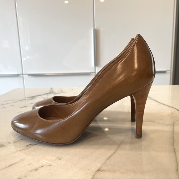 Elie Tahari Tan stiletto high heel shoes, genuine leather, size 39, grip soles - Picture 8 of 8
